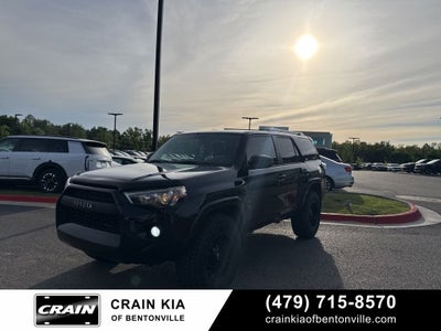 2017 Toyota 4Runner SR5 - 4WD / LIFTED!