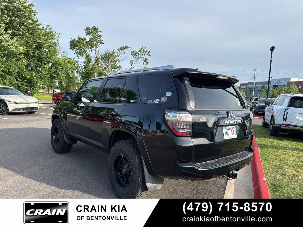 2017 Toyota 4Runner SR5 - 4WD / LIFTED!