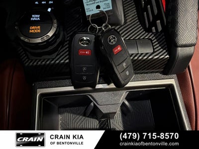 2025 Toyota 4Runner SR5 - 4WD / CLEAN CARFAX / ONE OWNER
