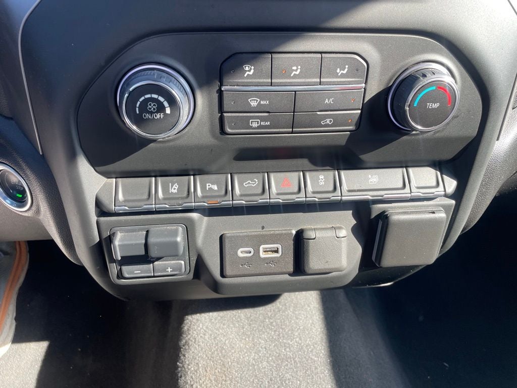 2024 Chevrolet Silverado 2500HD Custom 4X4 / ONE OWNER