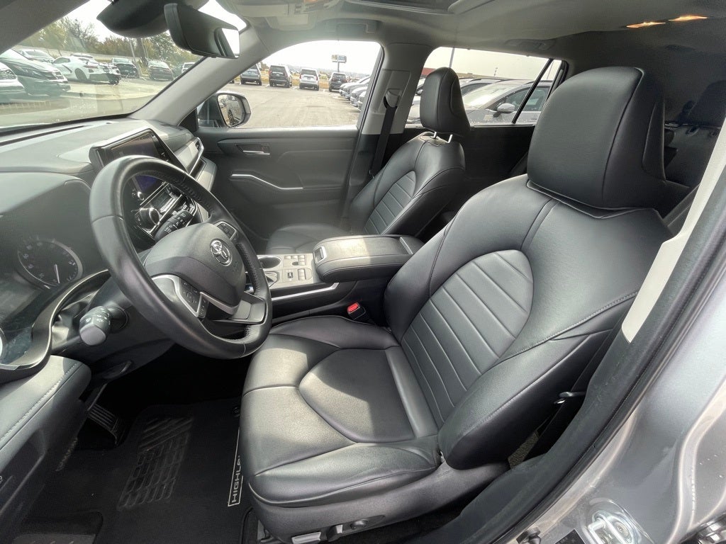 2024 Toyota Highlander LE SUNROOF / CAPT CHAIRS / 3RD ROW