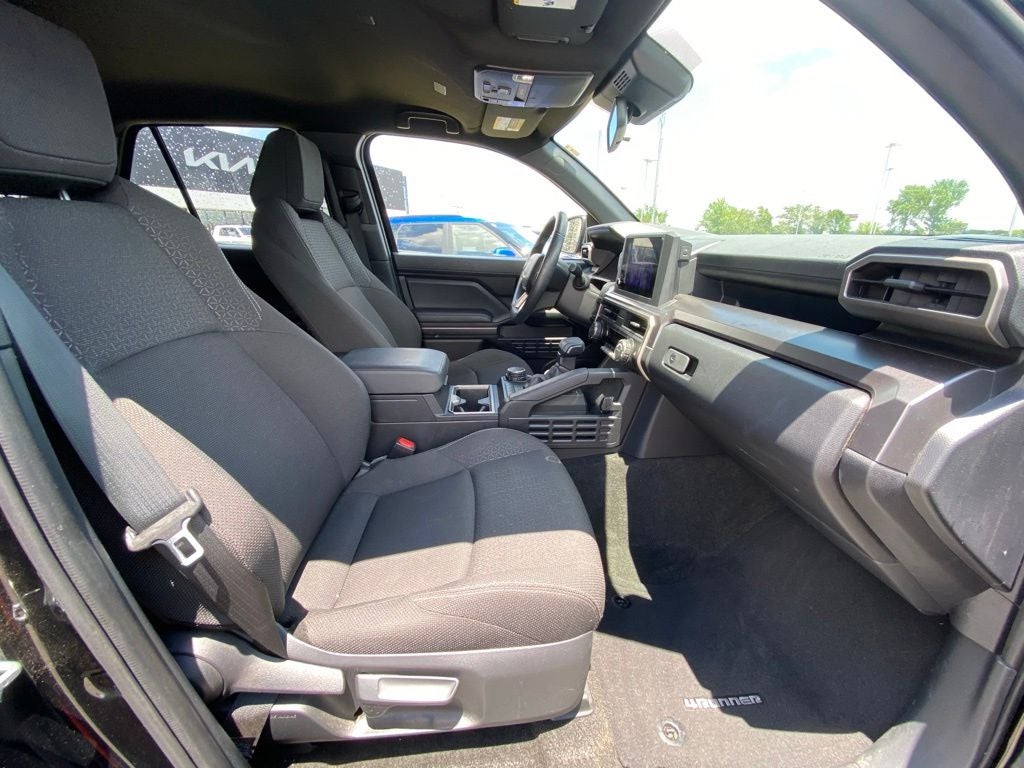 2025 Toyota 4Runner SR5 4X4 / ONE OWNER