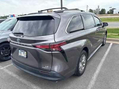 2022 Toyota Sienna LE 8 Passenger