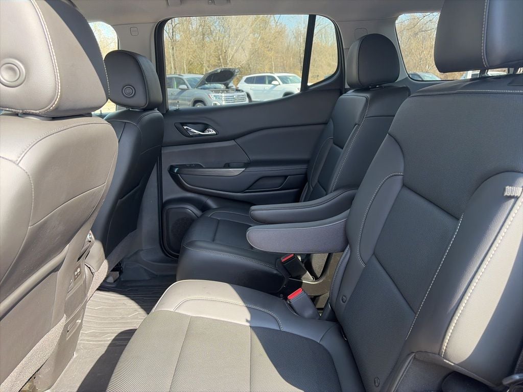 2023 GMC Acadia SLT CLEAN CARFAX LOW MILES!!