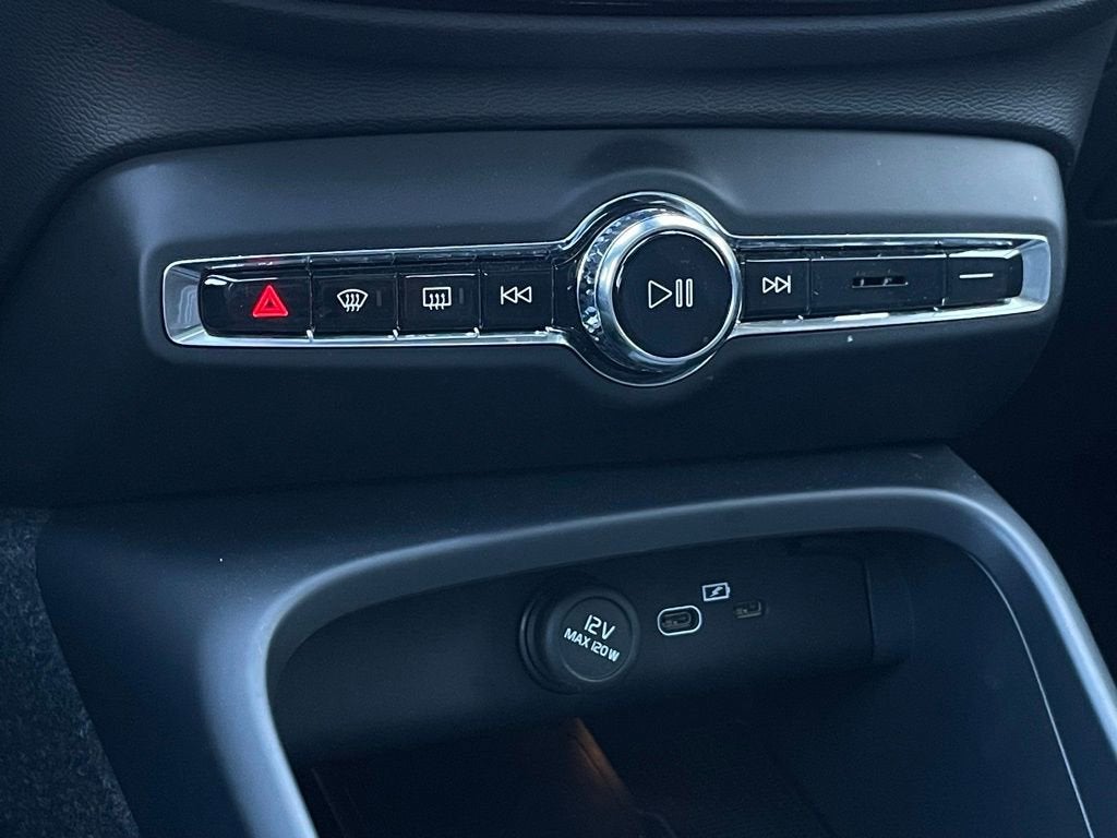 2025 Volvo XC40 Core Bright Theme
